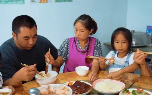 下载视频: 桃子姐和兄弟姐妹一起挖藕，回家做一桌全藕宴，一家人吃得美滋滋