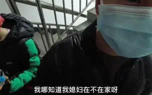 Video herunterladen: 俩小学生约33岁男子下楼玩四驱车 开口就问:你媳妇没在家吧?