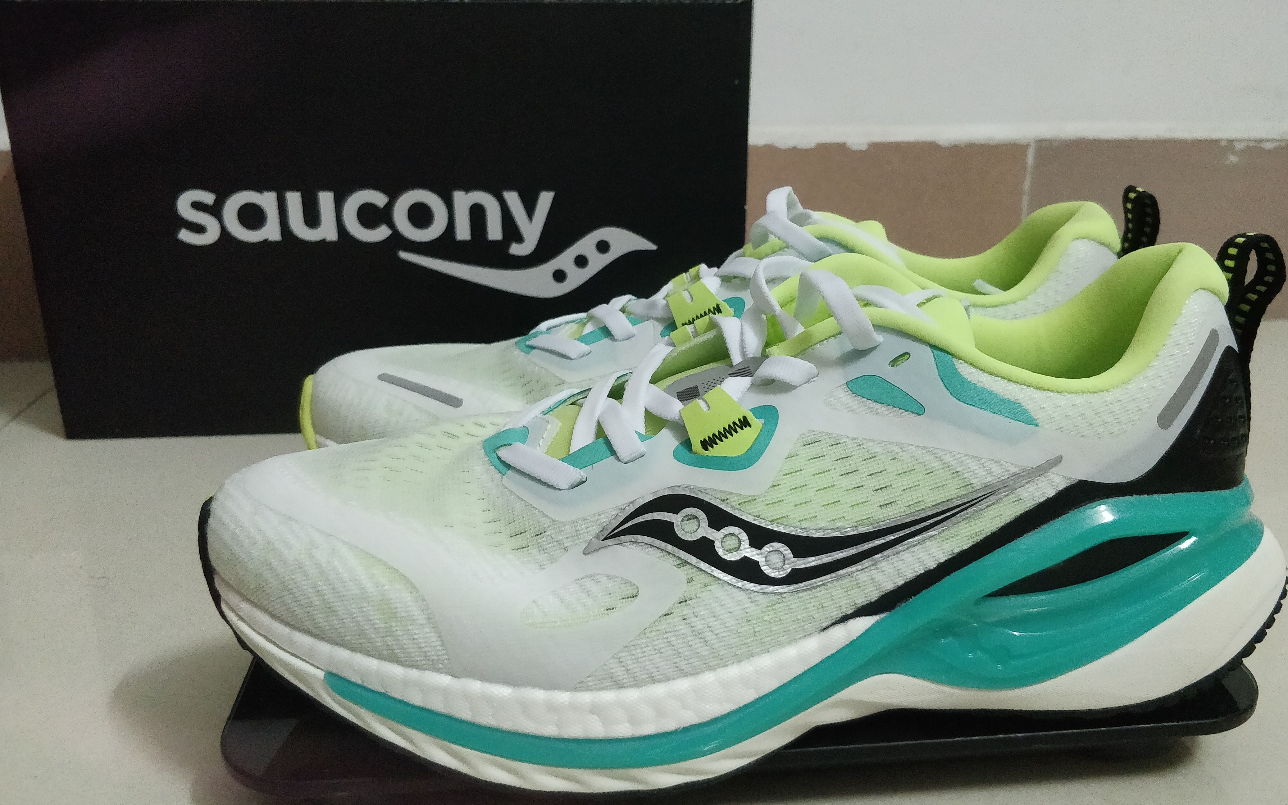 [开箱]入门级跑鞋--索康尼火鸟