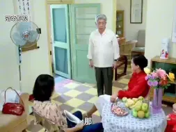 Télécharger la video: 善良的女孩三番五次做好事却遭朋友嫉妒，