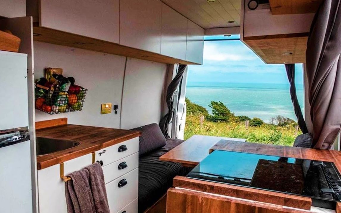 数字游民夫妇将奔驰斯宾特改造成带自建太阳能厨房系统的vanlife房车