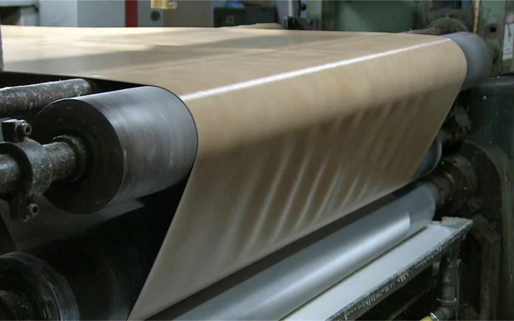 探访人造皮革工厂,拥有真皮般的人造革是怎么制作出来的