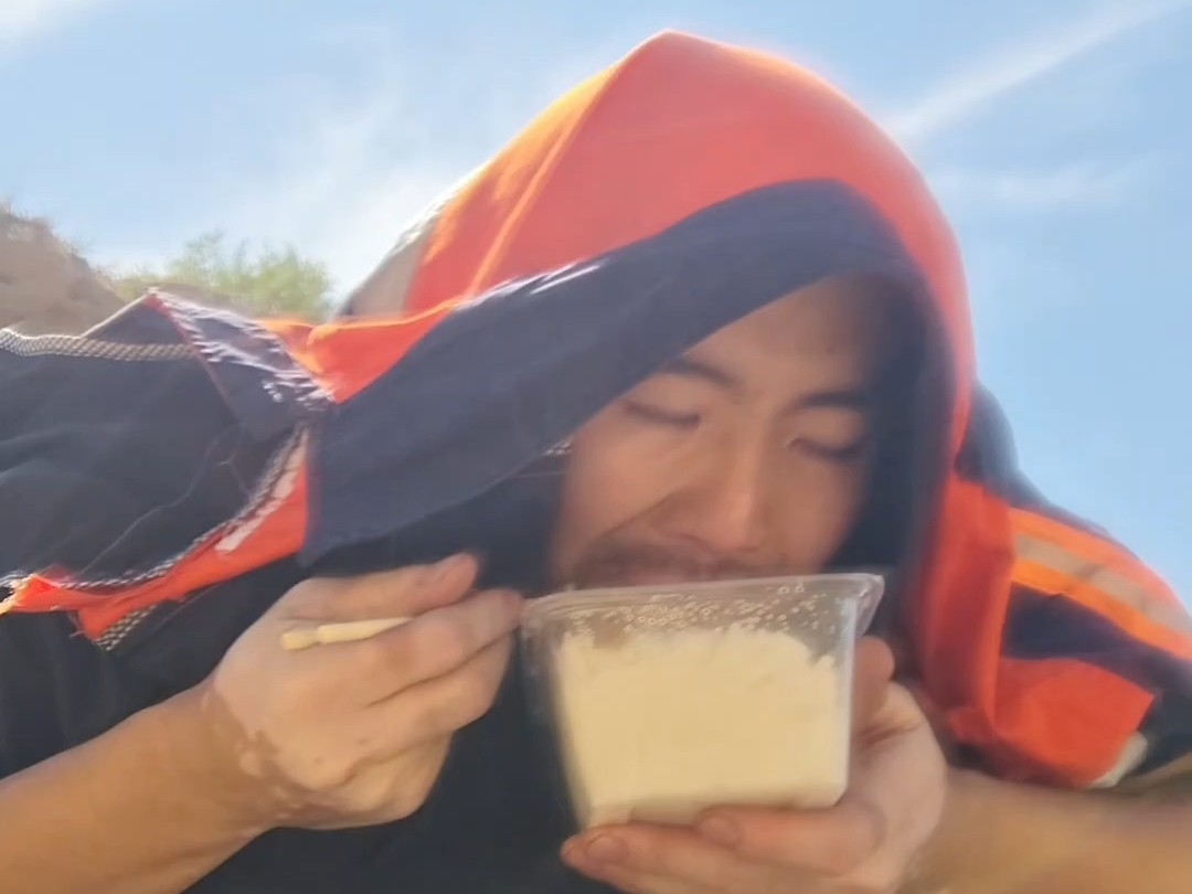 在荒山野岭的公路上居然有卖盒饭的，我震惊了