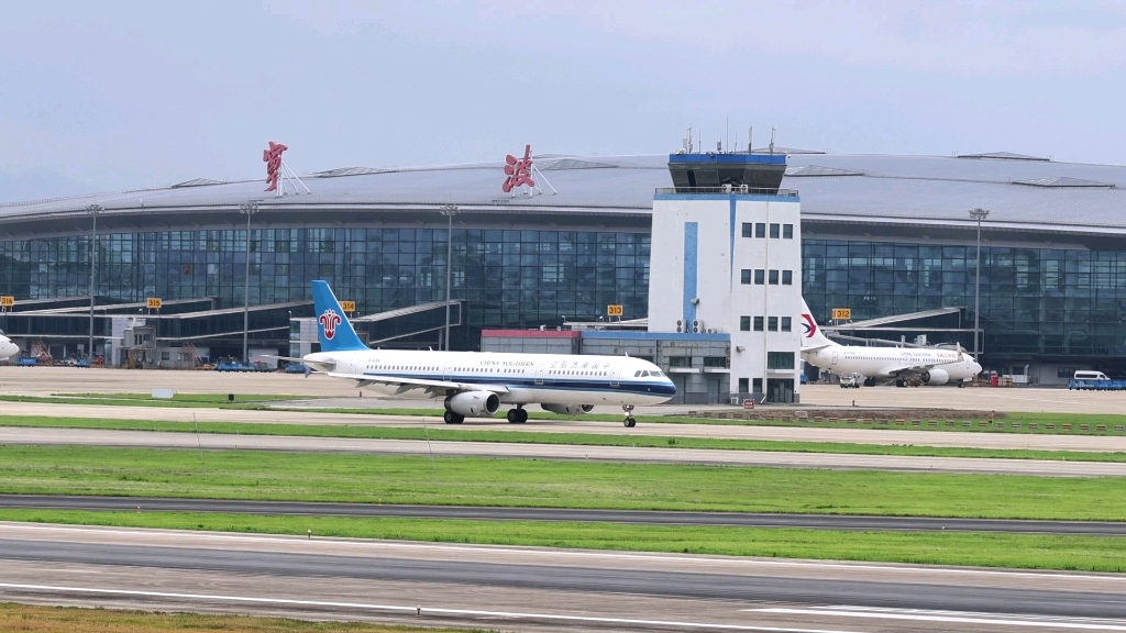 南航空客a321滑行出港