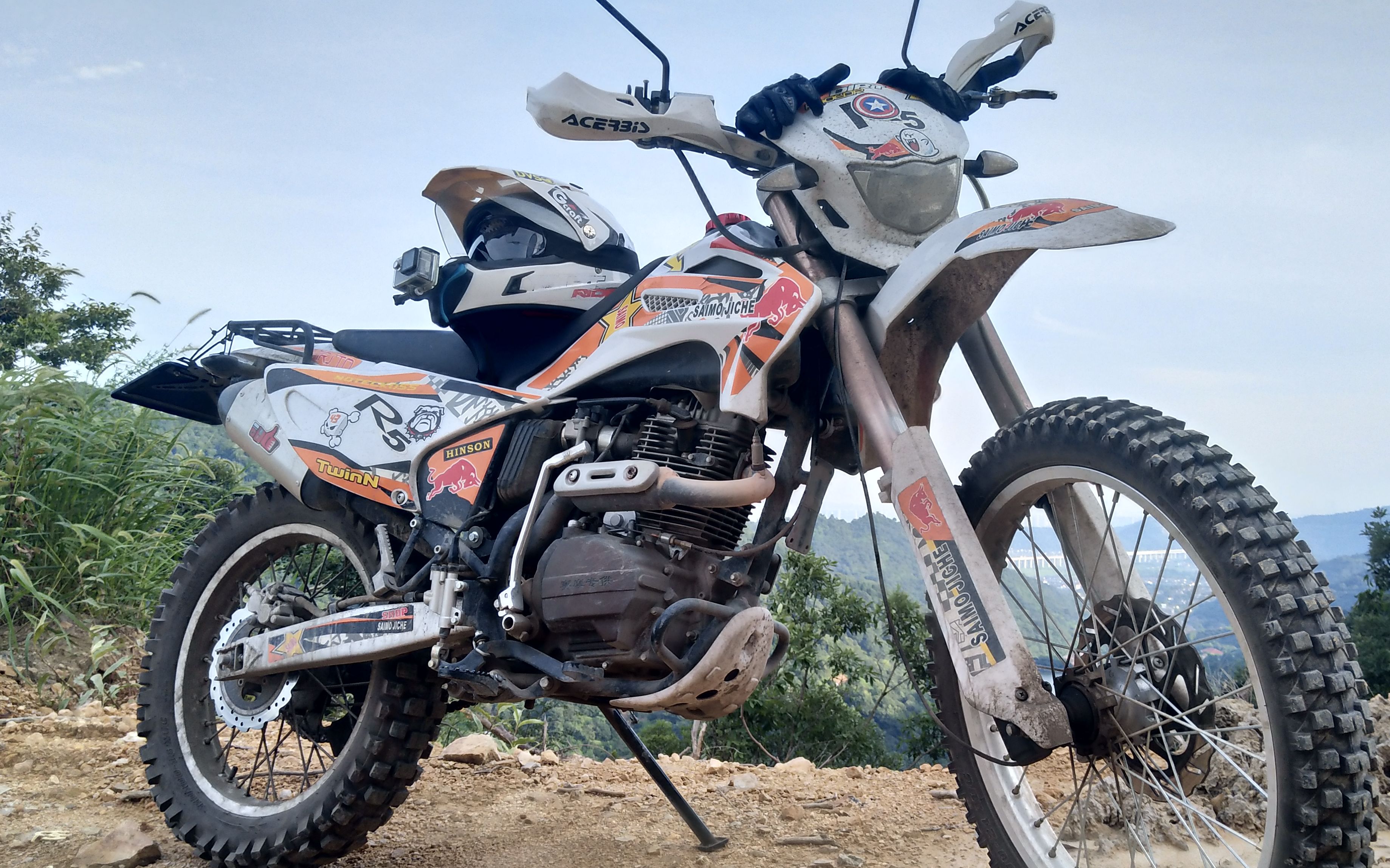 林道车拿来当街车跑山,难得的惬意