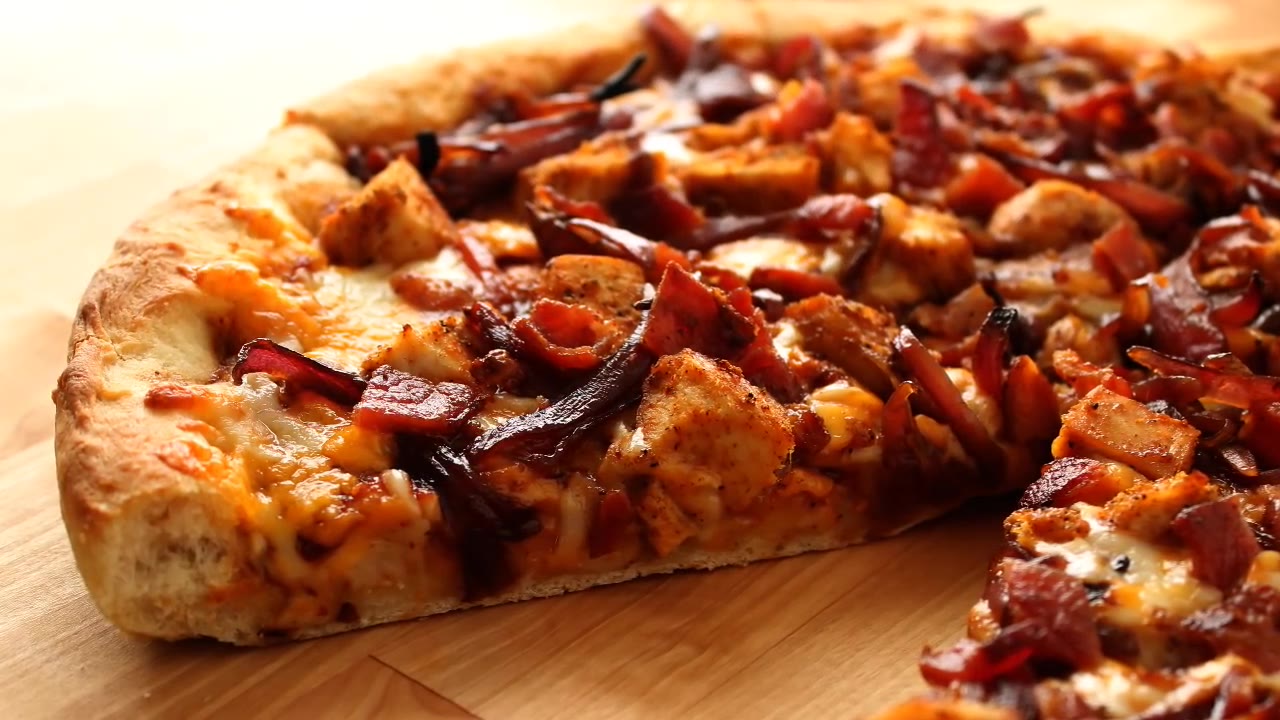 【无字幕】bbq鸡肉披萨 - 表面铺满分量充足的培根和