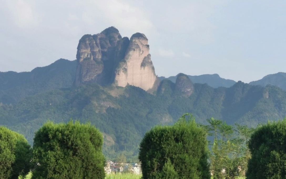 [图]江郎山远景很漂亮 高速上停车拍照要不得