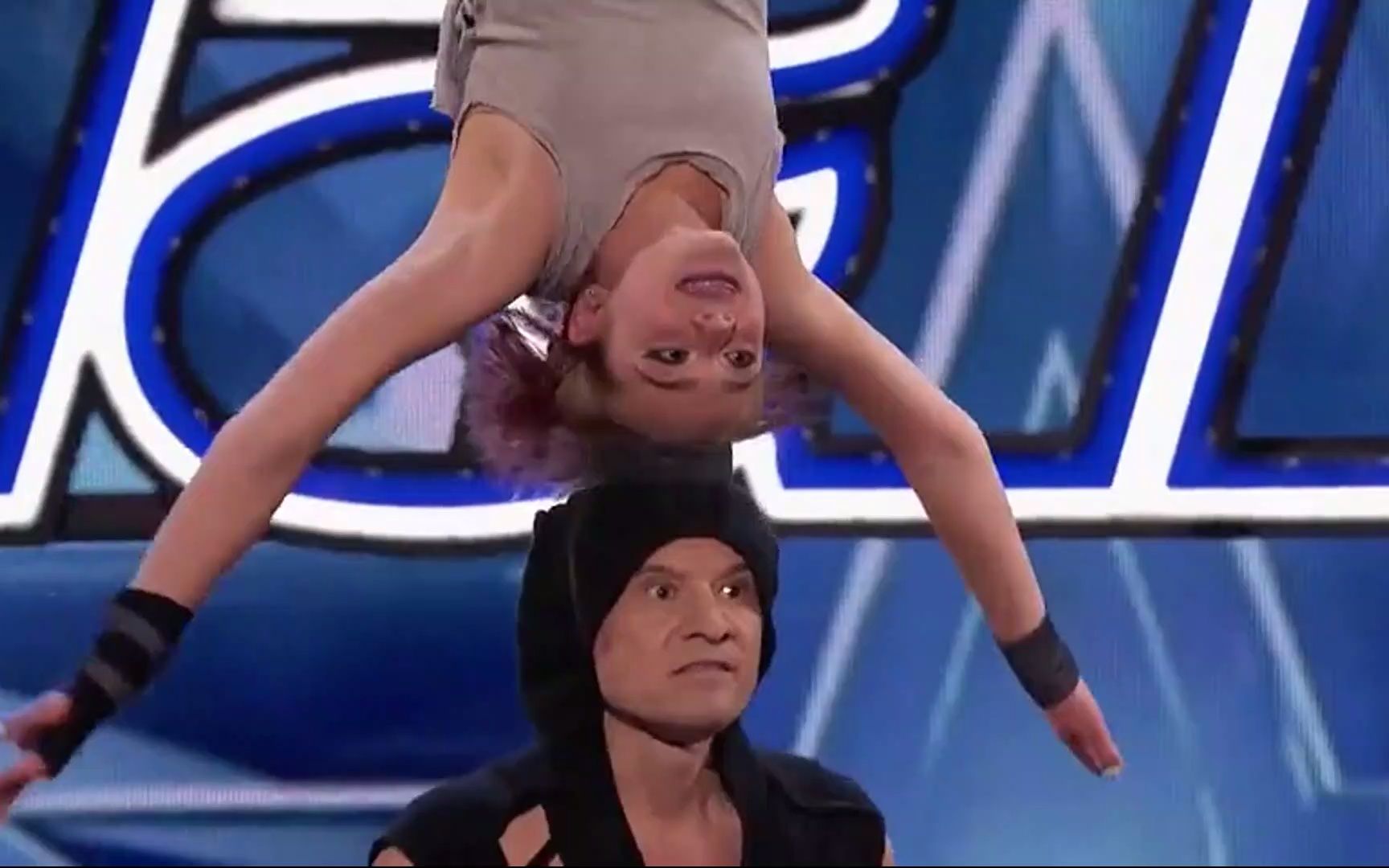 女儿在50岁父亲头上转圈,这杂技太吓人了