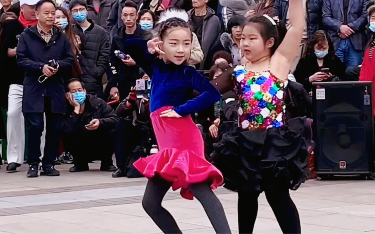 [图]孙女登场表演，奶奶两次上场，两个小美女太可爱了！吉特巴广场舞