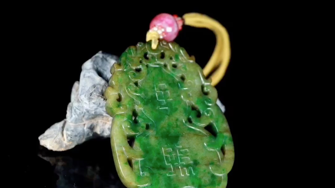 博物馆清代乾隆年间翡翠玉佩
