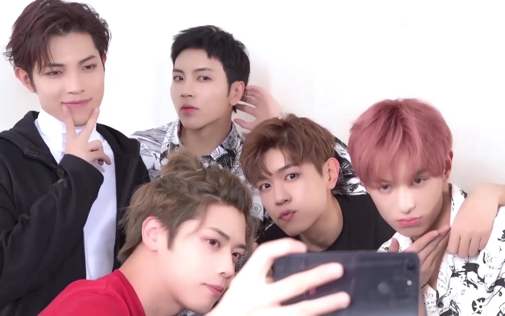 非你莫属 | awaken-f出道半周年快乐