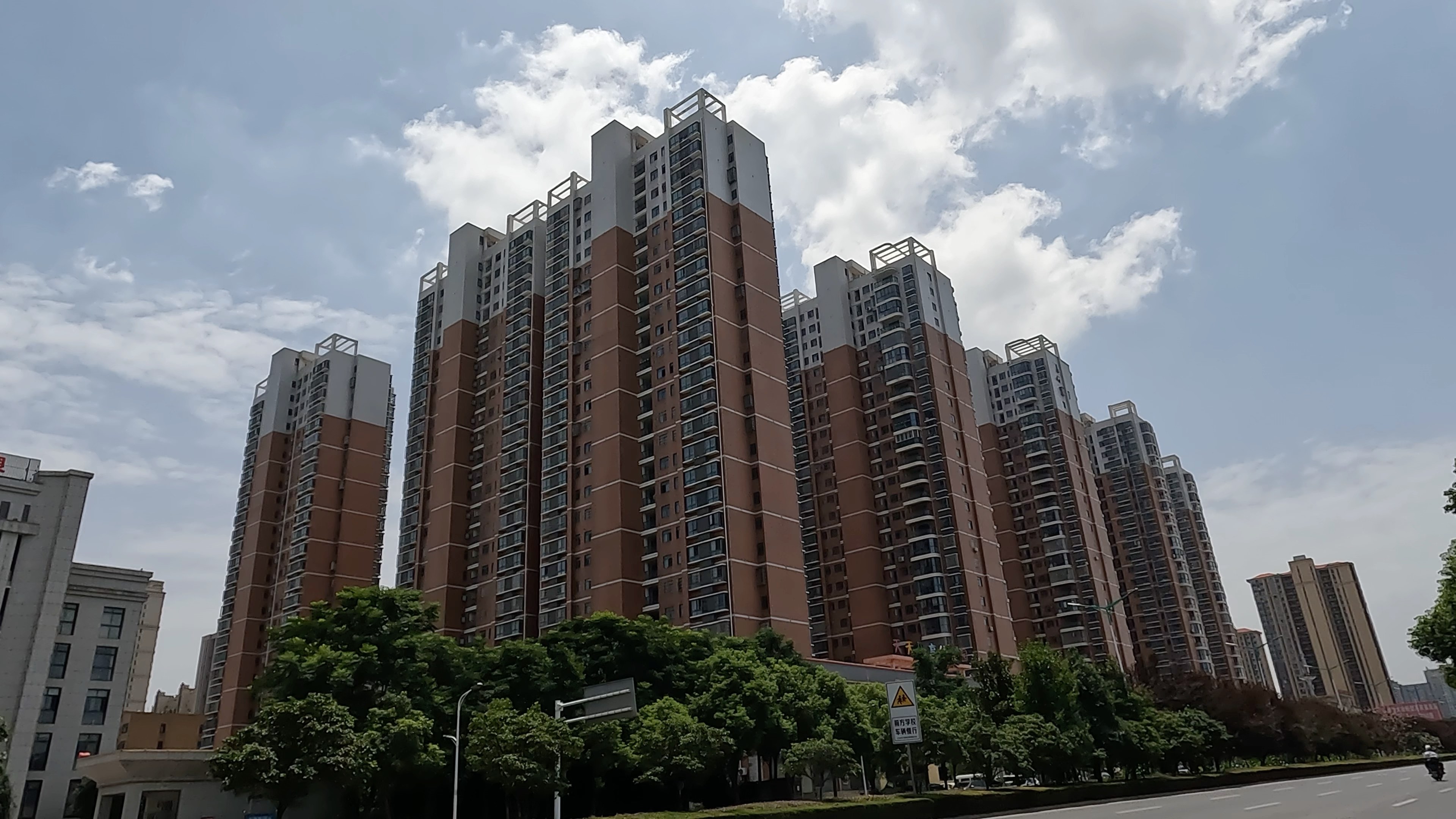 实拍湖北黄石大冶高楼最多的地方,高楼林立