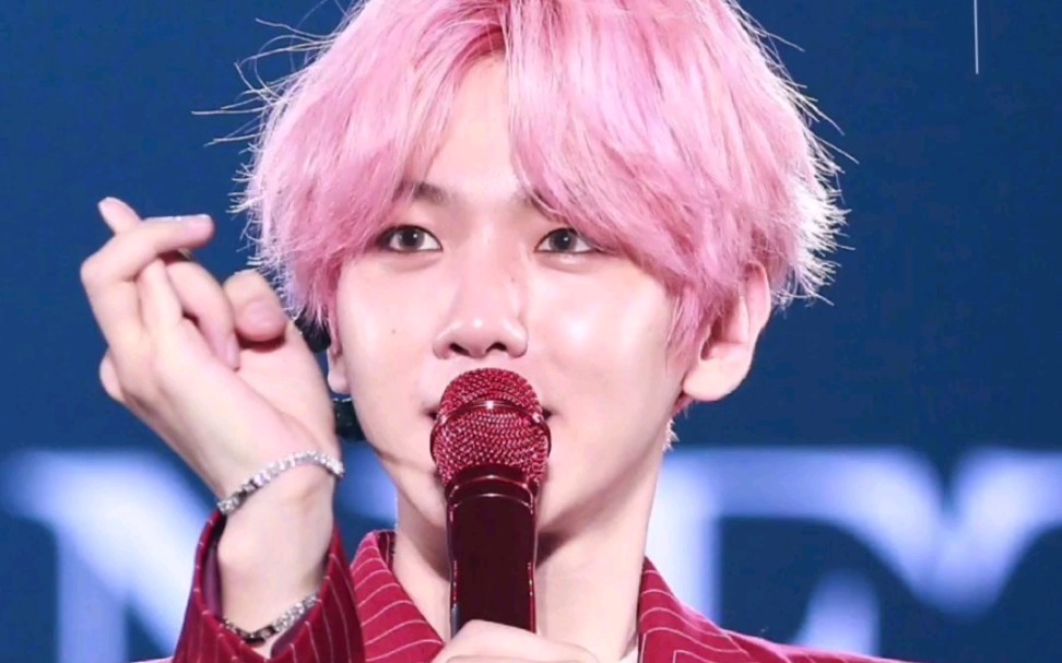 【边伯贤】来看贤宝宝花式比心_哔哩哔哩 (゜-゜)つロ 干杯~-bilibili