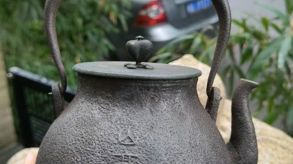 日本大正时期金龙堂选造大国寿郎双款长闲形老铁壶早期壶的特征明显, 身 