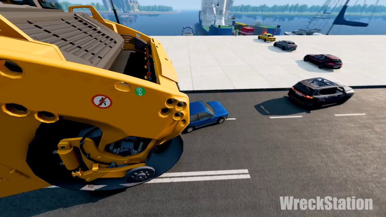 巨型压路机碾压汽车