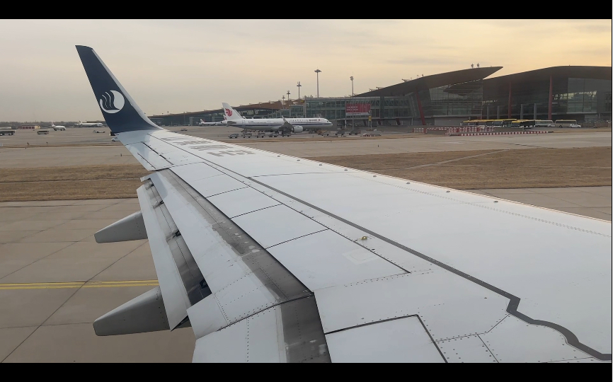 ynt烟台蓬莱t1) b737-800 b-7806 于pek北京首都国际机场滑行道滑行