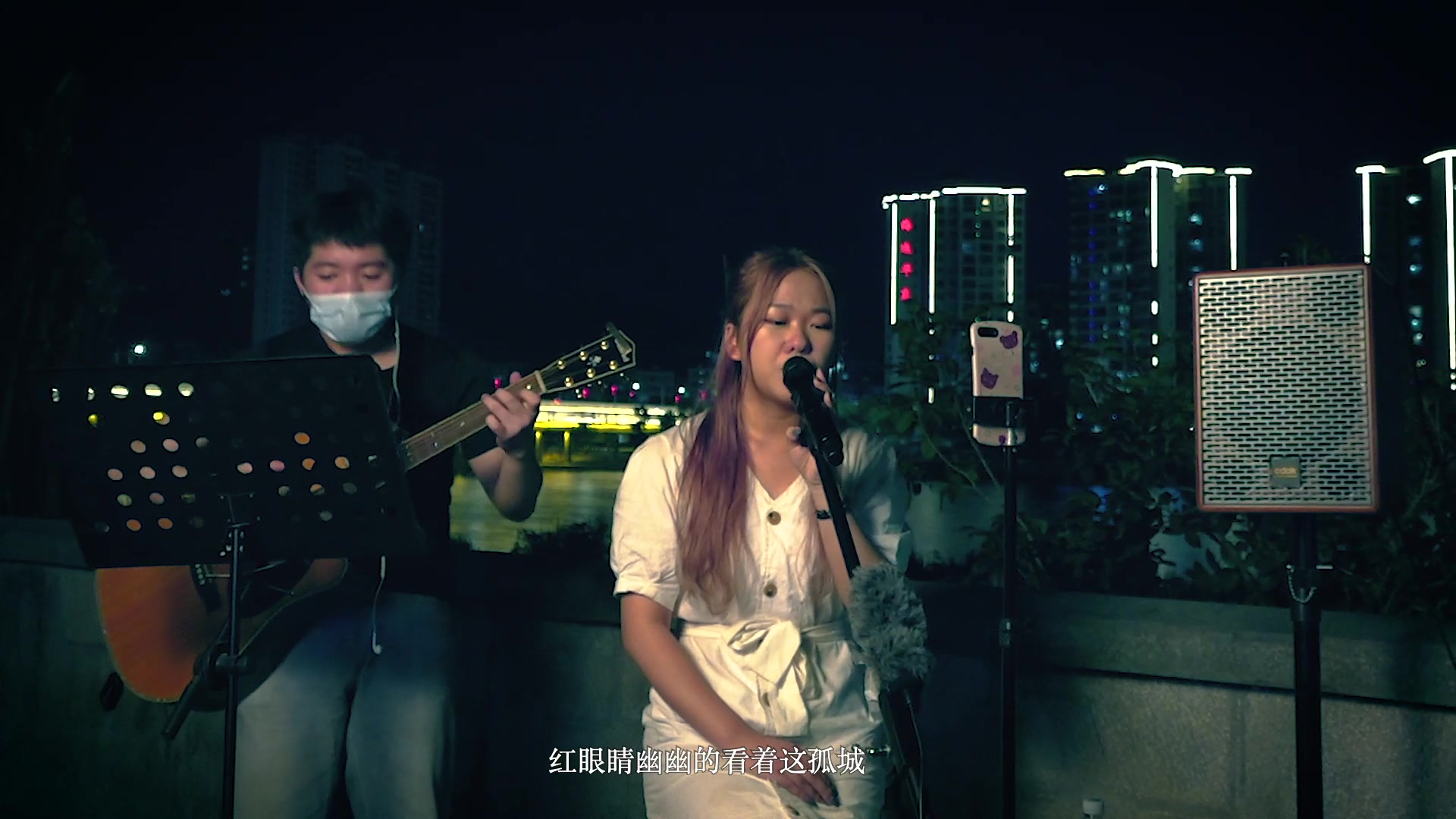 阳山小姐姐第一次走上街头唱歌被围观