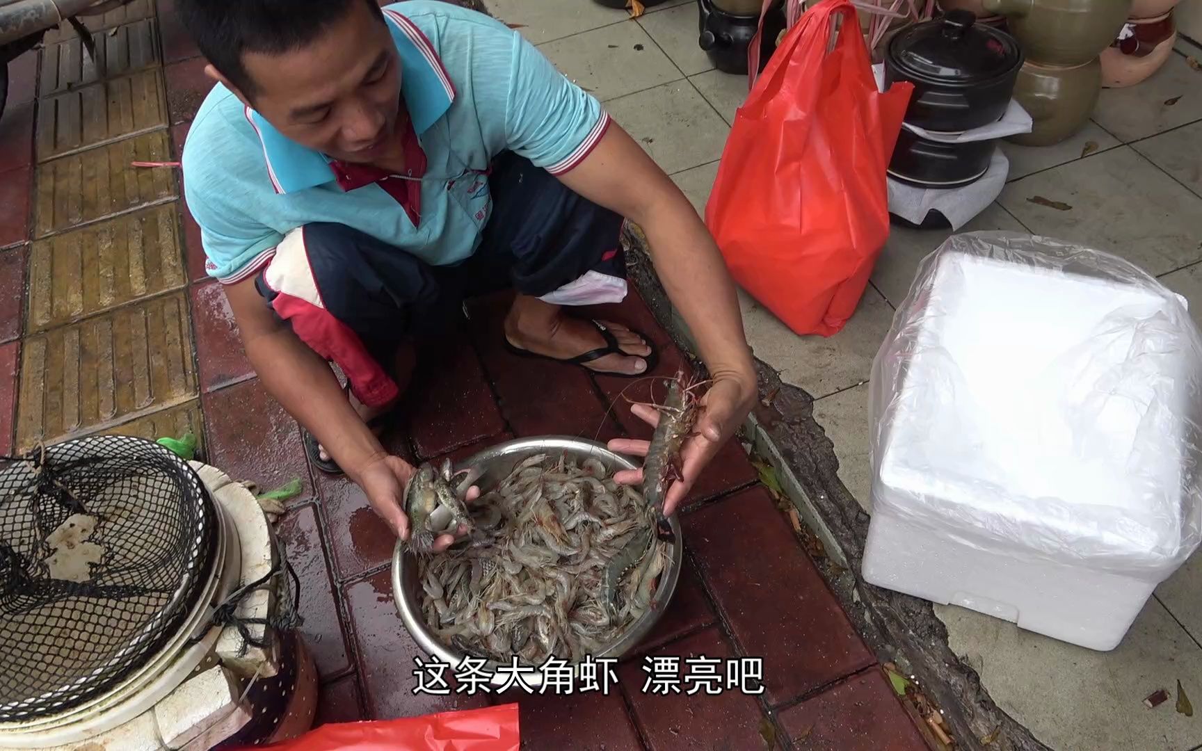 小池冒着大雨在大坝收网,抓到很多天然大虾,给深圳的网友寄过去哔哩哔哩bilibili