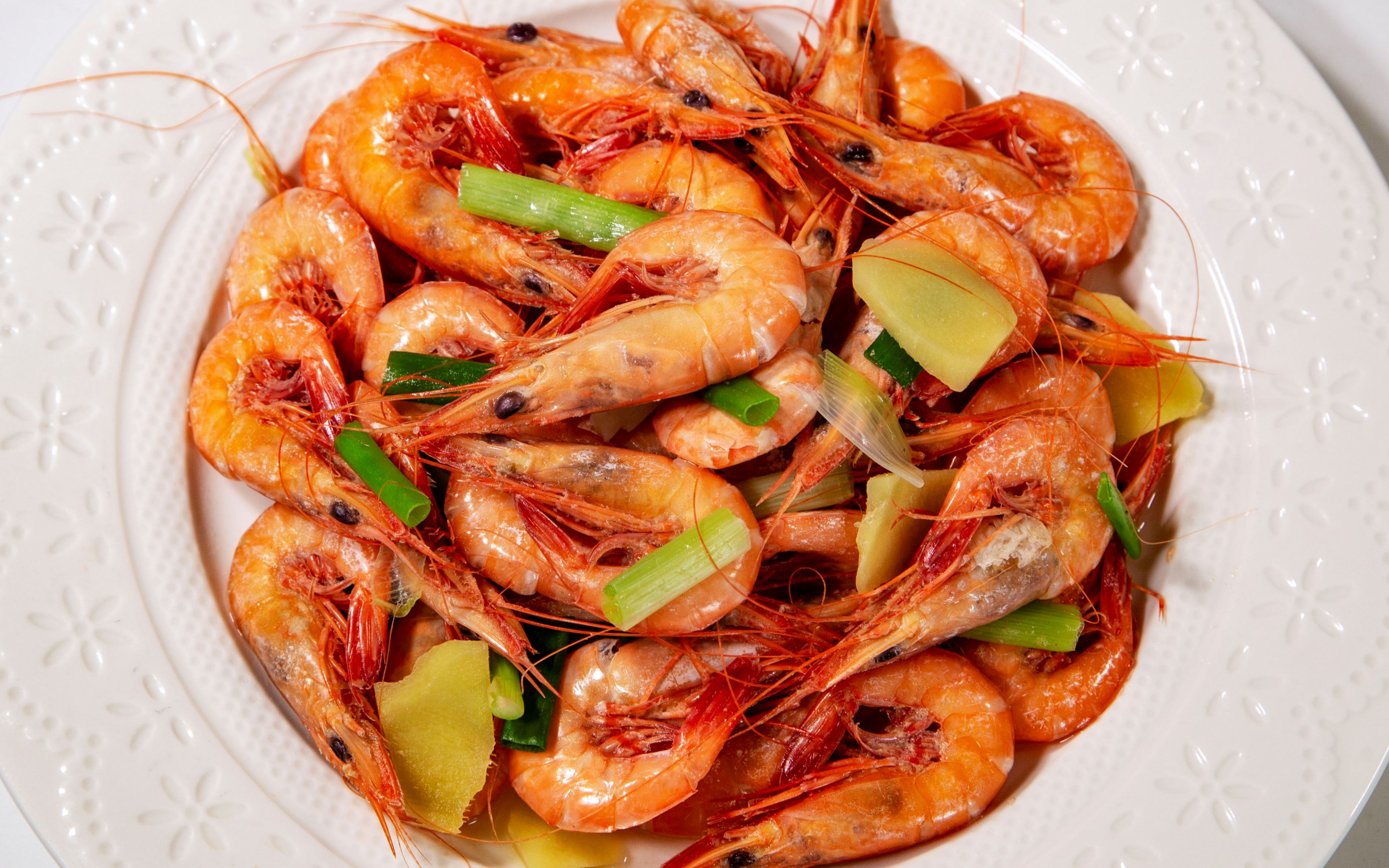 盐水滑皮虾是海边人家家常做法,出锅时透出大海的味道,肉质鲜甜