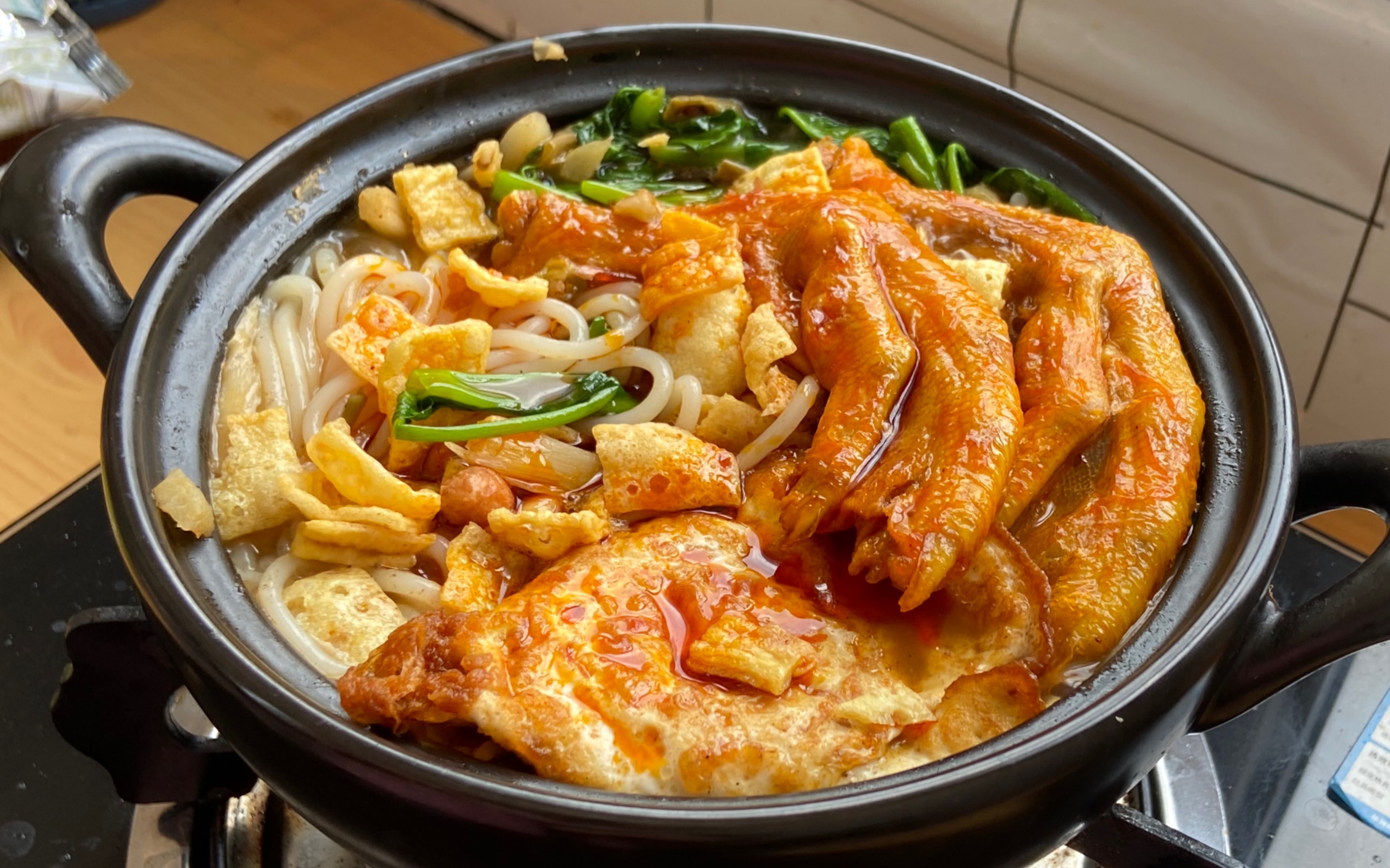 独居女孩一人食,今日豪华版的螺丝粉,加一个黄金鸡蛋还有一口咬就脱骨