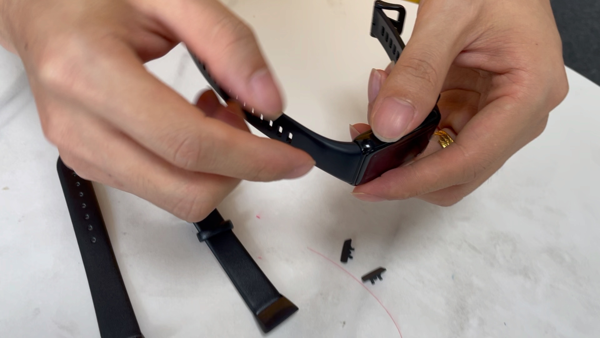 华为手环6pro/6荣耀手环6真皮表带拆卸