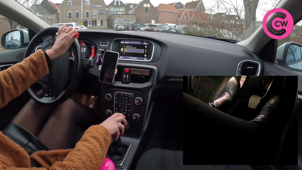 香车美女黑丝袜,皮靴加上红指甲,应网友评论搬运美女开车视频.