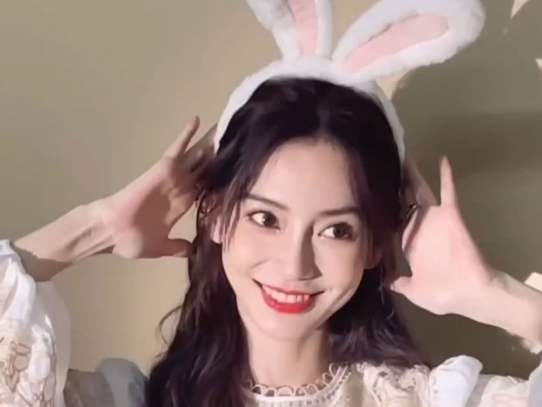 杨颖温柔感兔耳朵造型
