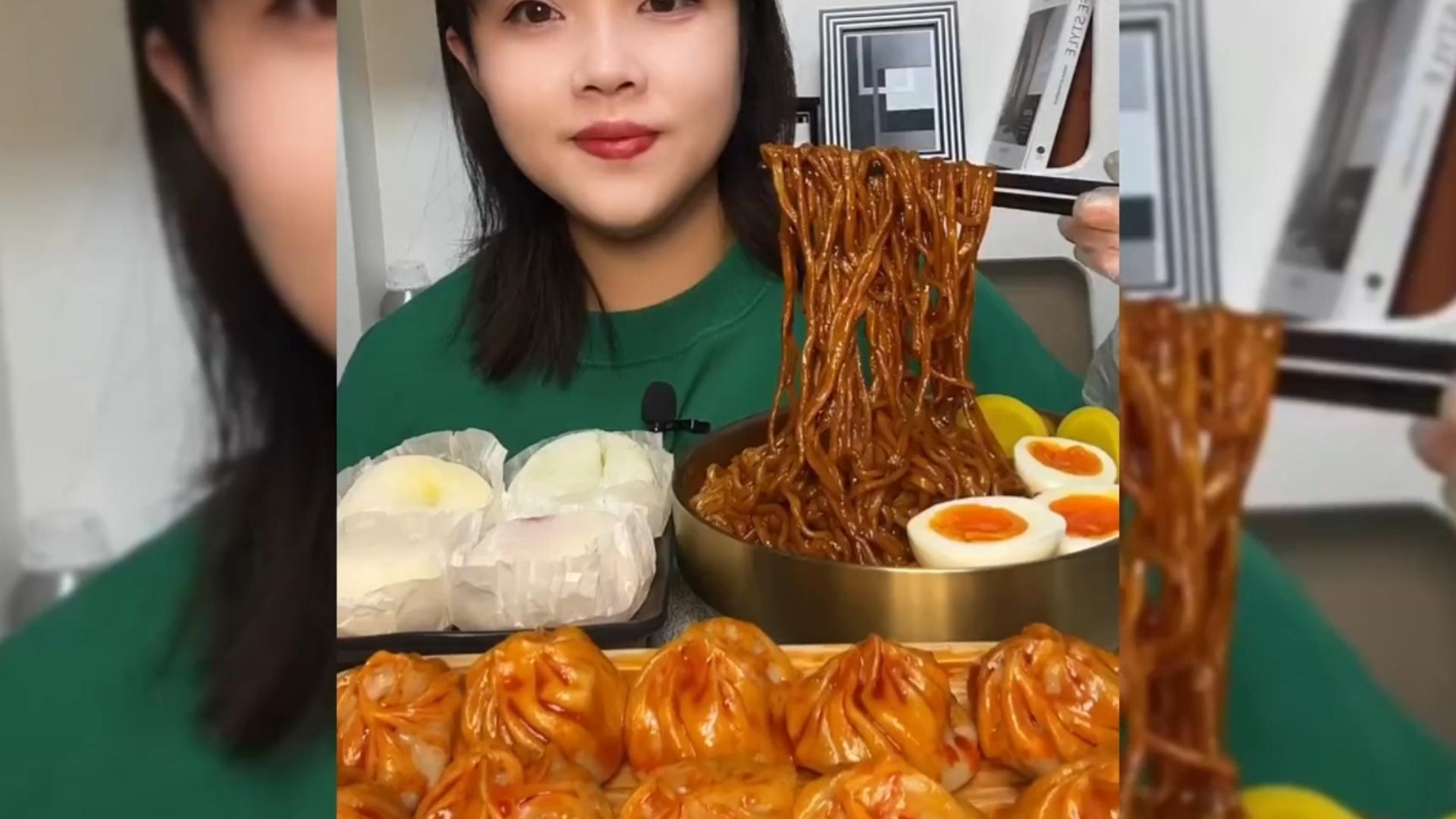 雪媚娘炸酱面灌汤包,美女一顿全吃完,看着就很有食欲!