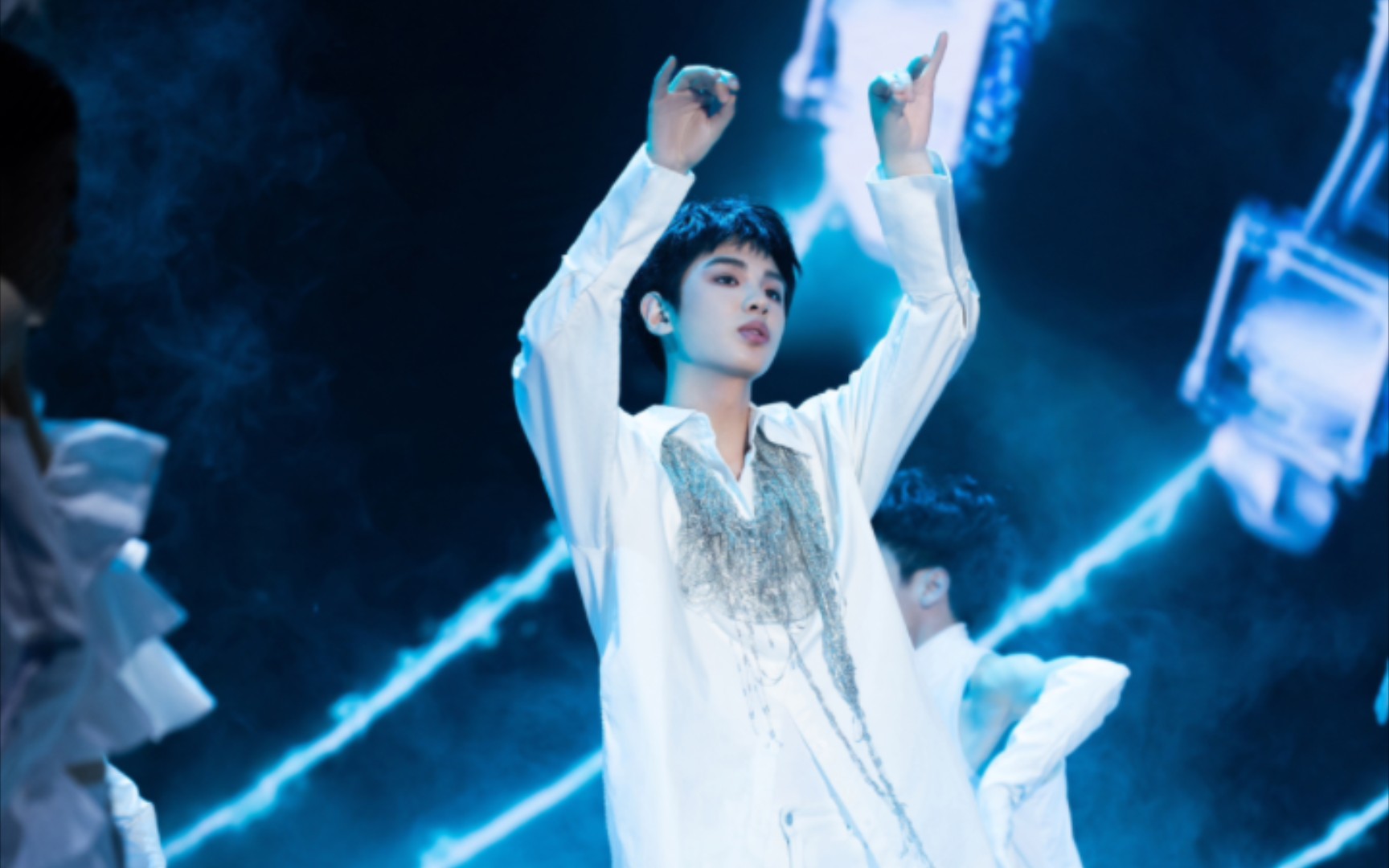 黄明昊新歌舞台《marionette》