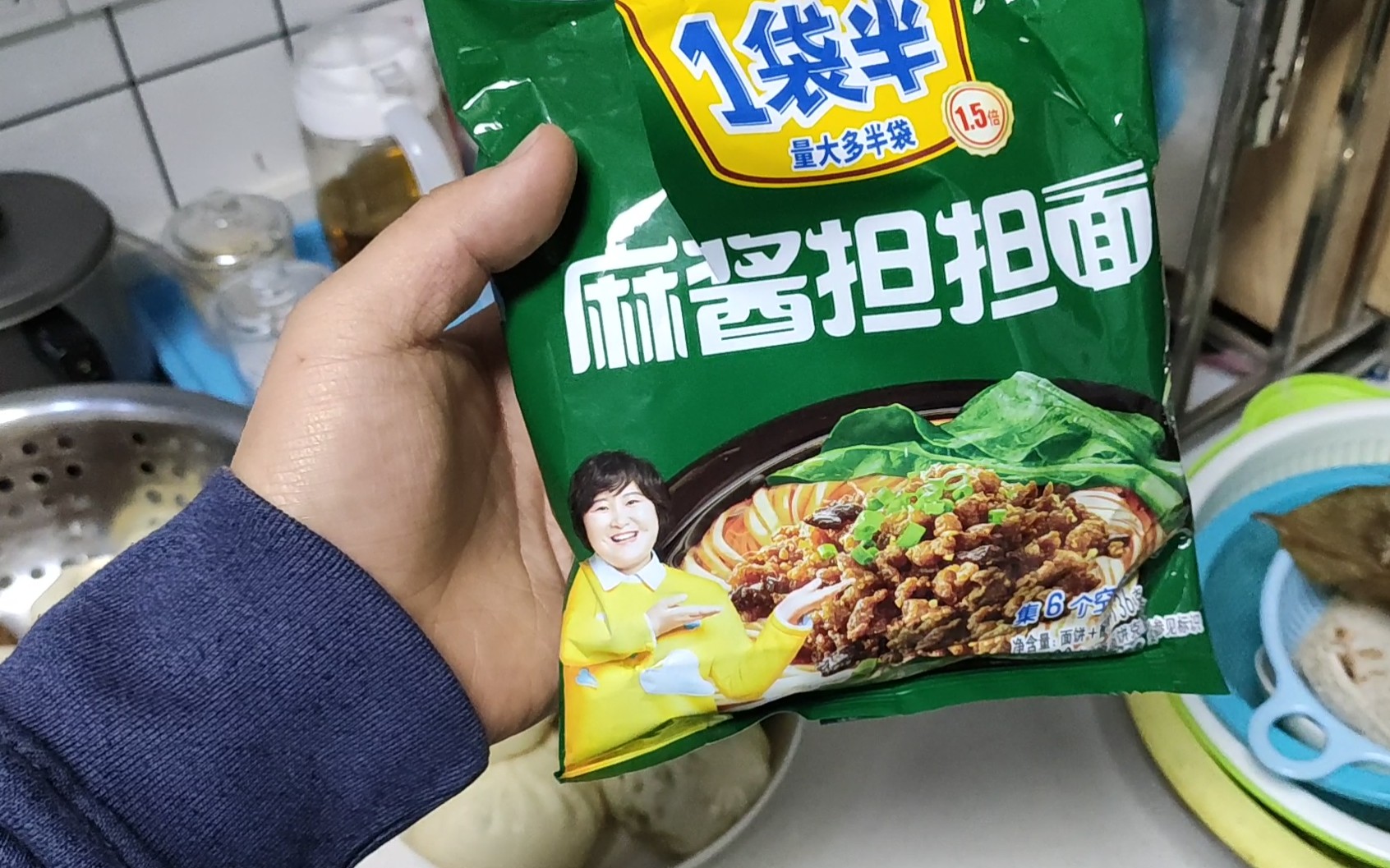 试吃贾玲代言的方便面,看起来就很好吃的样子!