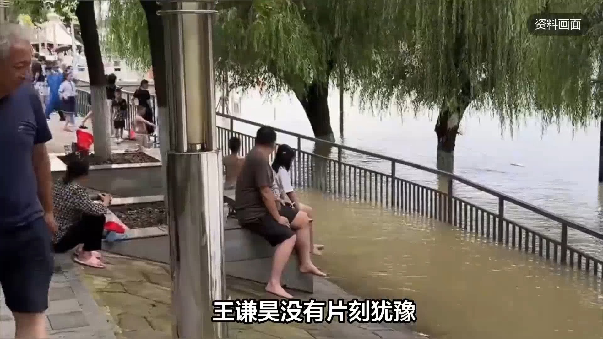 少年发现水里不对劲救下一条命