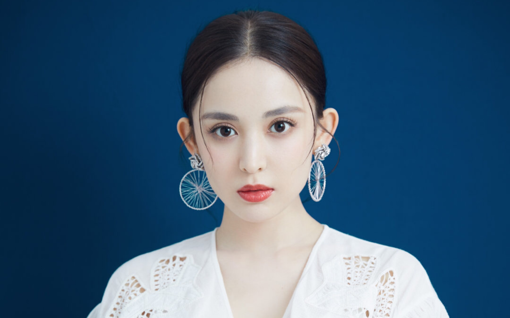 快速跟着古力娜扎学化妆,原来好看的人是这么化妆的啊!