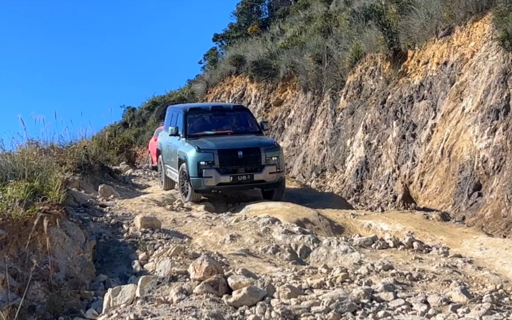 首台量产仰望u8通过大南山斧头石,看看这恐怖的锁止能力!