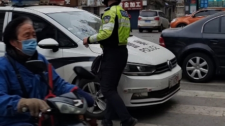 镇江 12月16日宝塔路,交警给警车贴罚单!交通安全 路人视角 交警正能量 一辆不够,来三辆!老百姓说干得好!秉公执法!哔哩哔哩bilibili