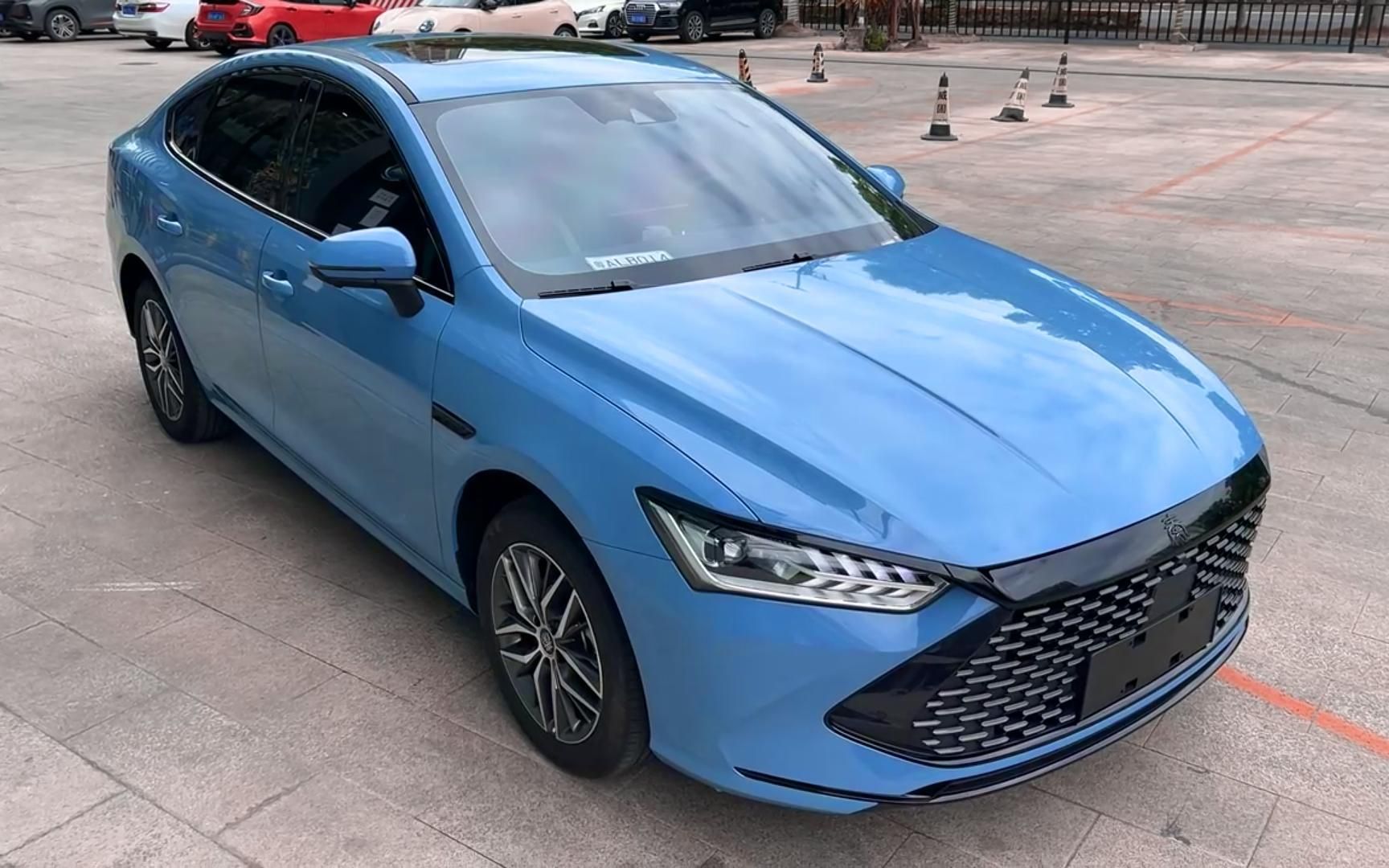 比亚迪秦水晶瓷器蓝改色完工,不仅提高了颜值更保护了原厂车漆