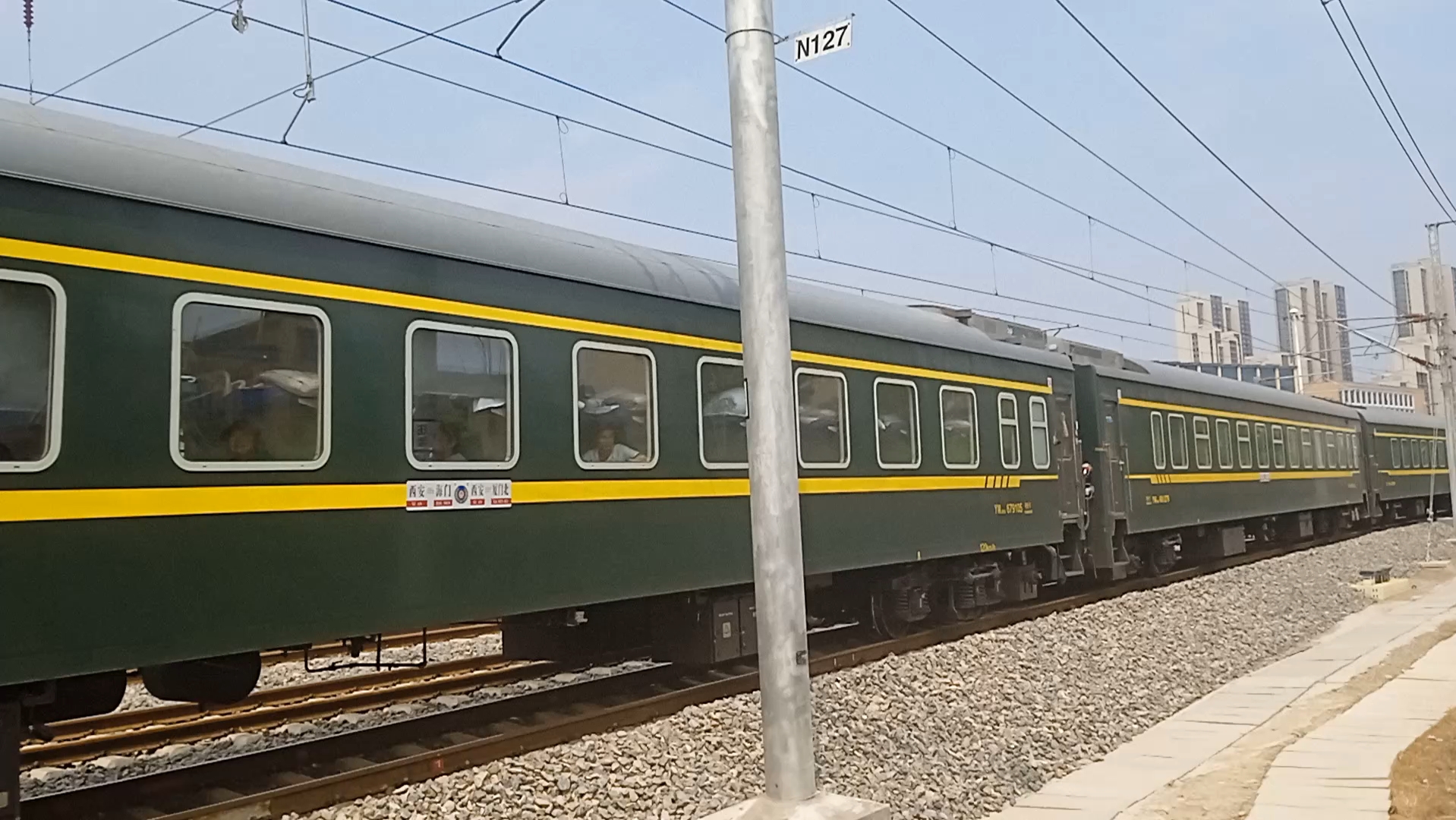 西安站|都是韶山7d大金刚牵引,k59次列车一进站,k60次列车就出站了.