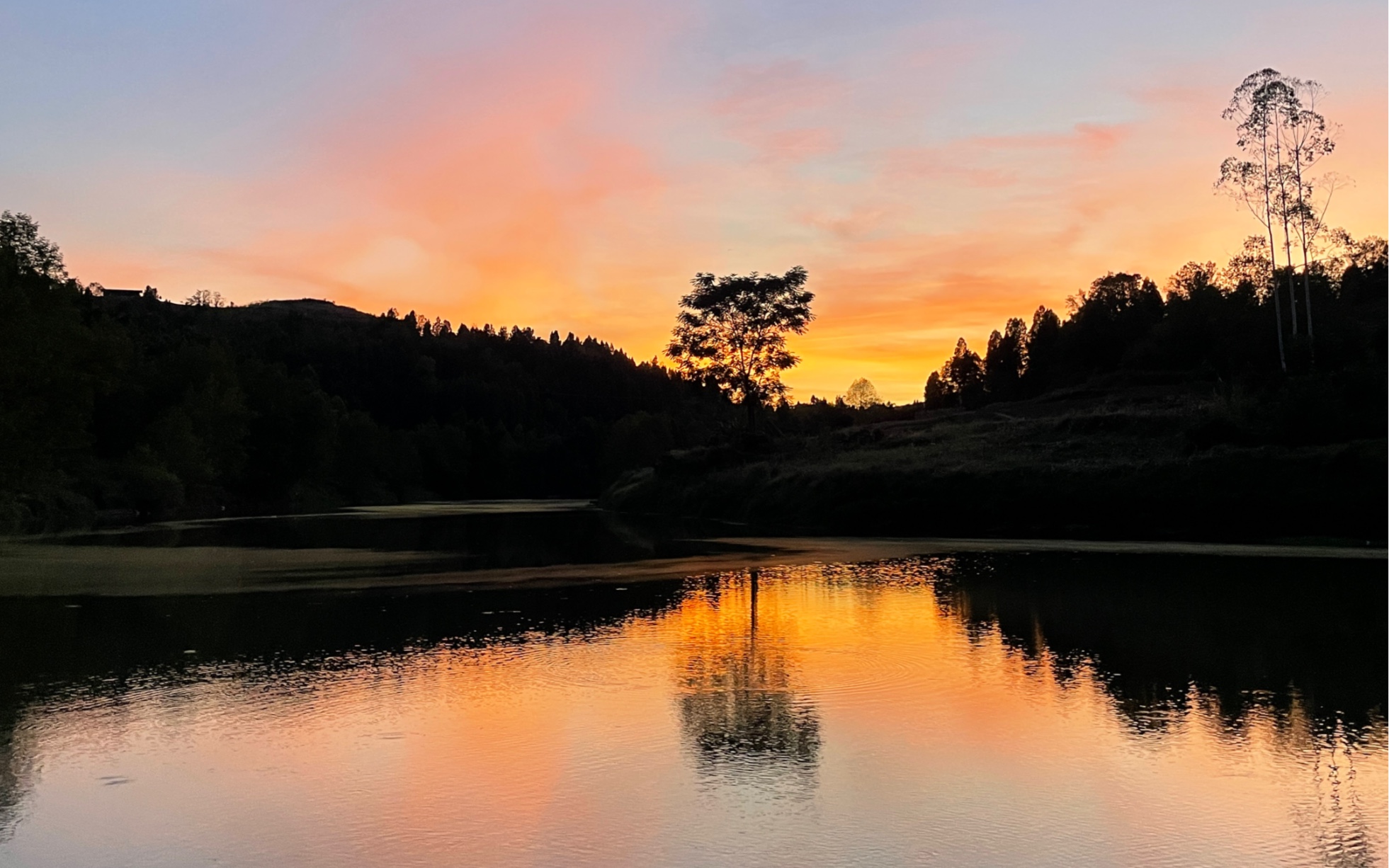 夕阳下的小河图片