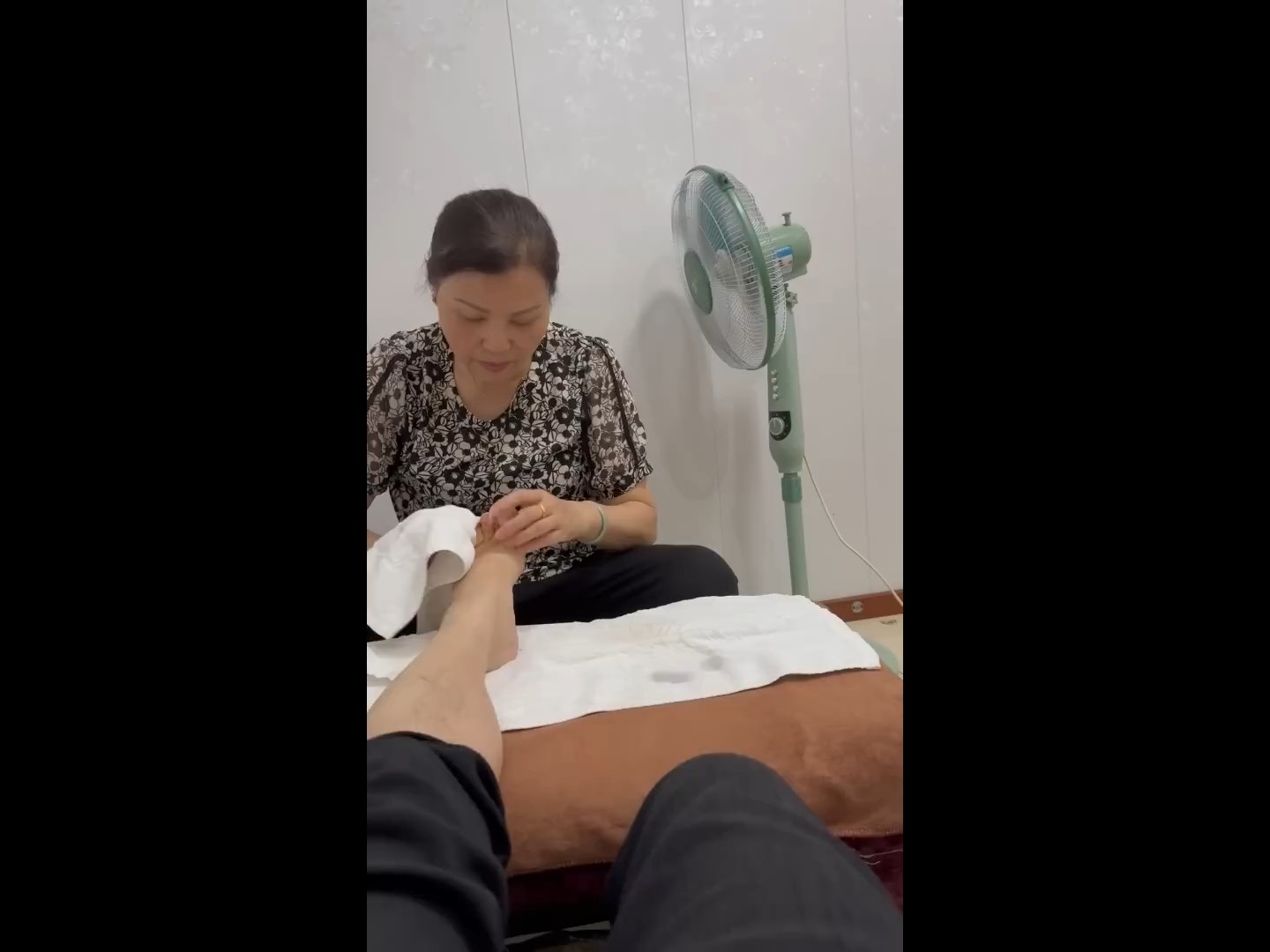 46岁阿姨穴位按摩和足疗,我重返城中村,这里才是我的家!