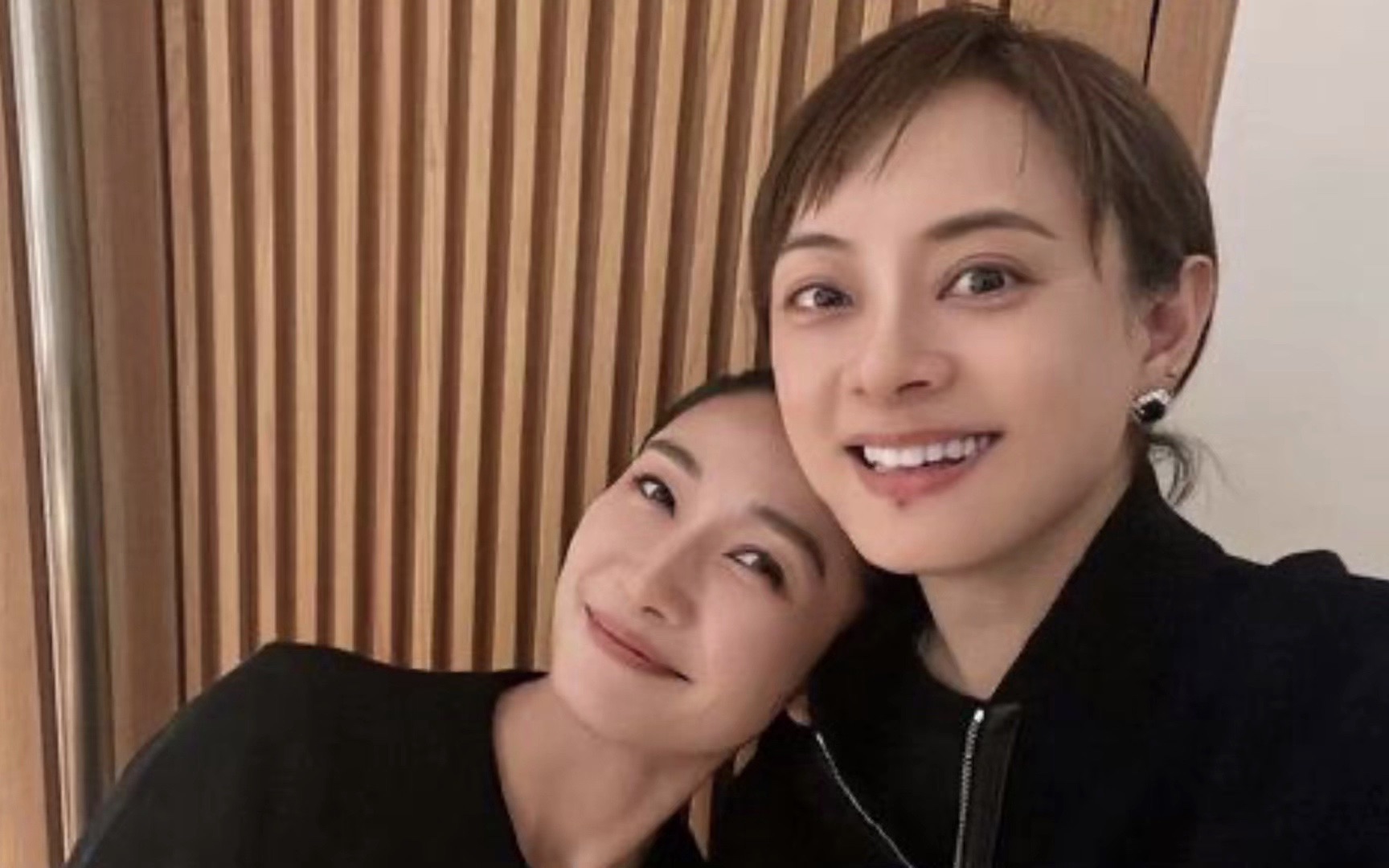 孙俪晒和陶昕然最新合照 亲密靠肩依偎