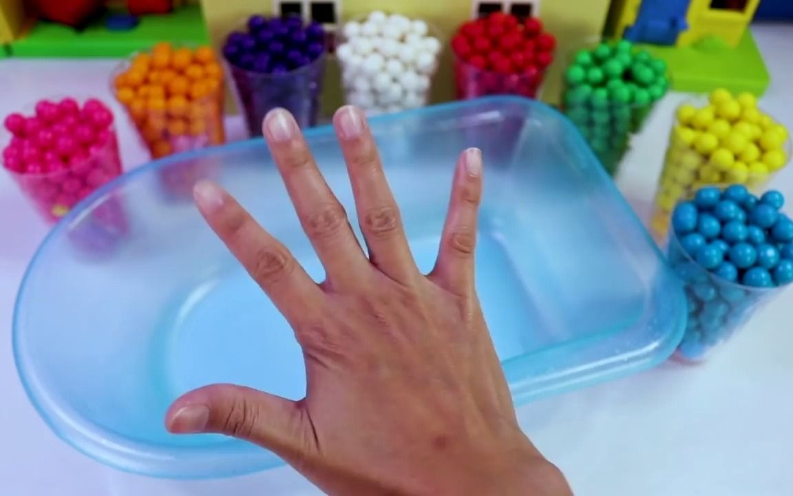 [图]Finger Family Song with Pink Fong Baby Shark Gum Balls Bath Time