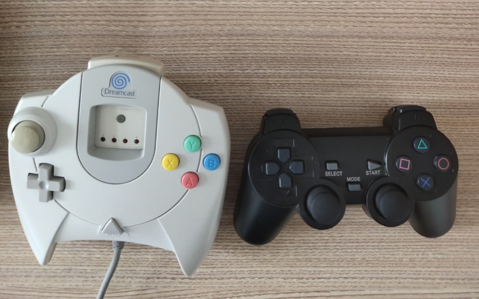 世嘉主机 dc 的手柄因为任天堂的十字键专利秒杀了索尼ps2的手柄