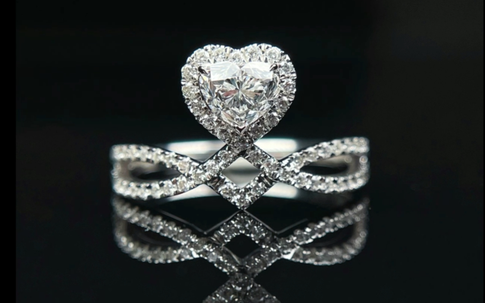 钻戒:心形 交叉戒臂50分