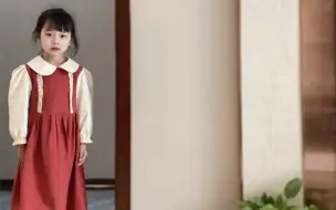 Download Video: 姥姥自学裁剪，把皮孩子变成了小淑女。 #旧衣服改造 #姥姥用女儿旧衣为外孙女做新衣