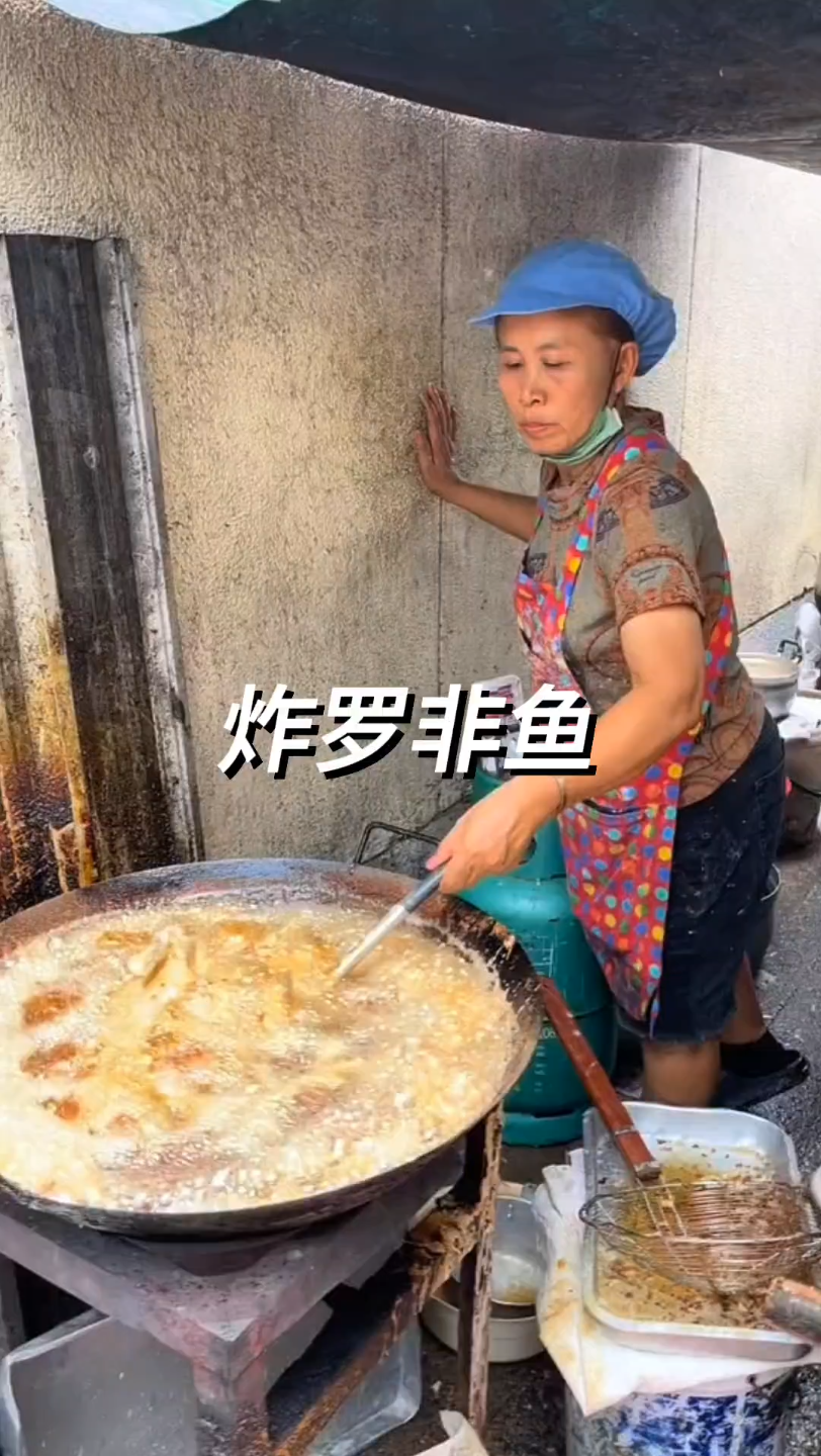 泰国路边摊炸罗非鱼,罗非鱼应该是泰国餐桌上最常见的