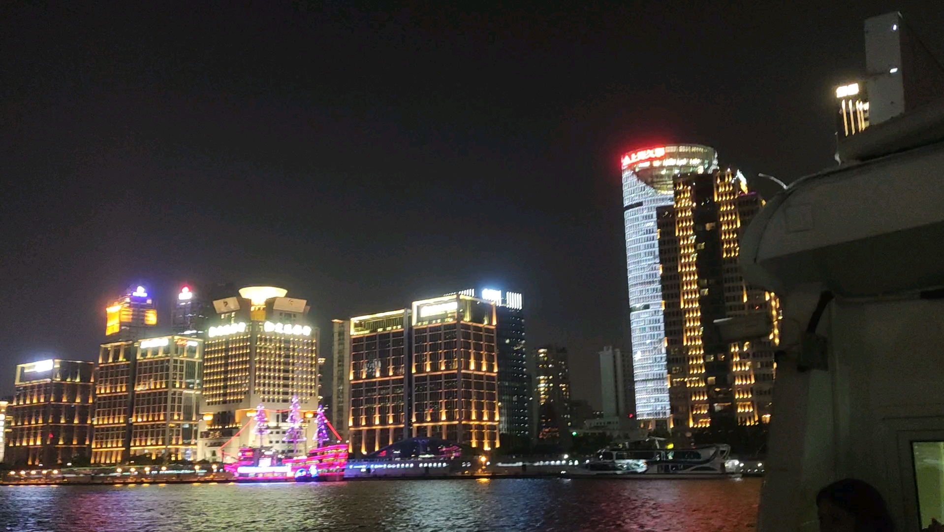 上海2元游轮晚上的夜景