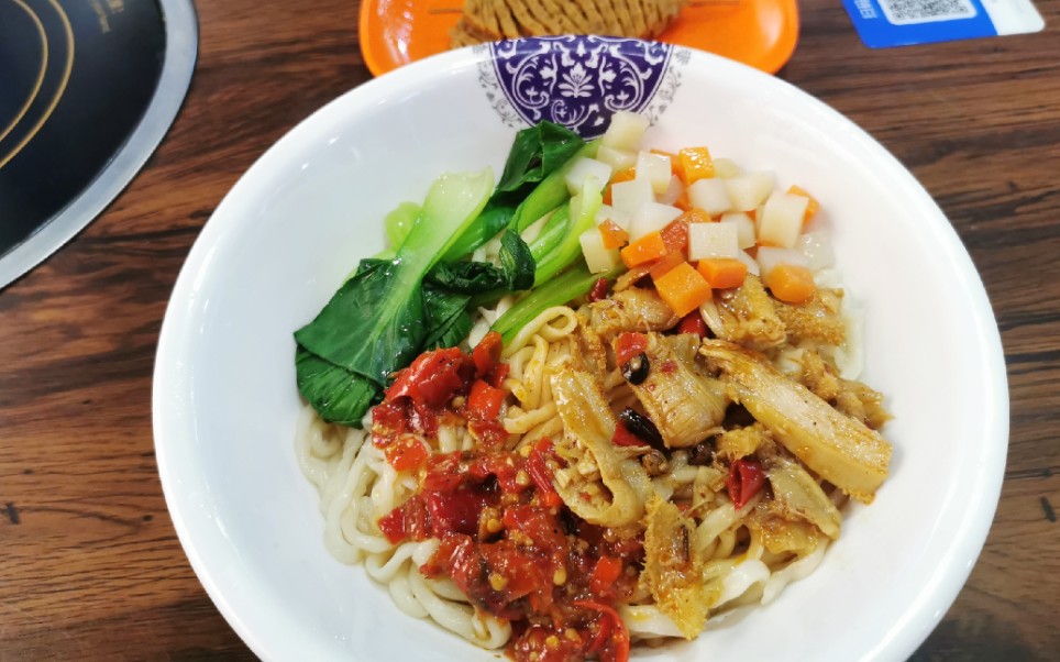 这家剁椒爆肚面,牛肚厚实分量足,面条爽滑劲道还免费续面,好吃!