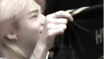 “ 只是衣服上有他的名字开心的到处炫耀像个小孩 ... ”