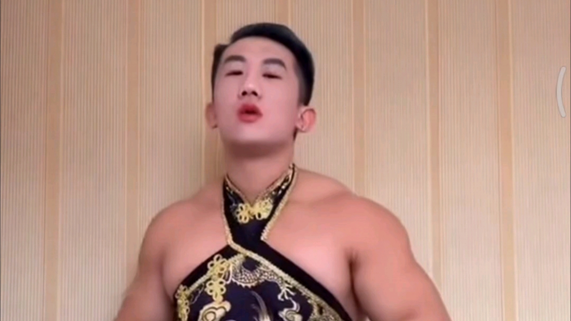 铁血硬汉王玉钊婀娜多姿地跳舞