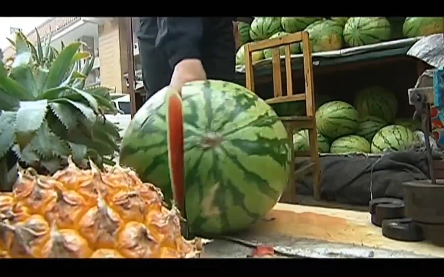 瓜摊老板被捅1分钟 (作者的手剪辑累了)