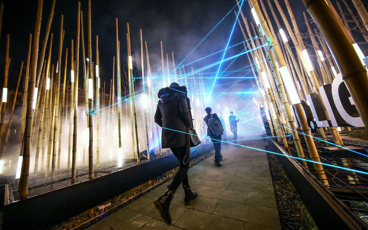 大众迈腾2020新款发布会幕后科技竹林激光光影秀飘纱艺术装置